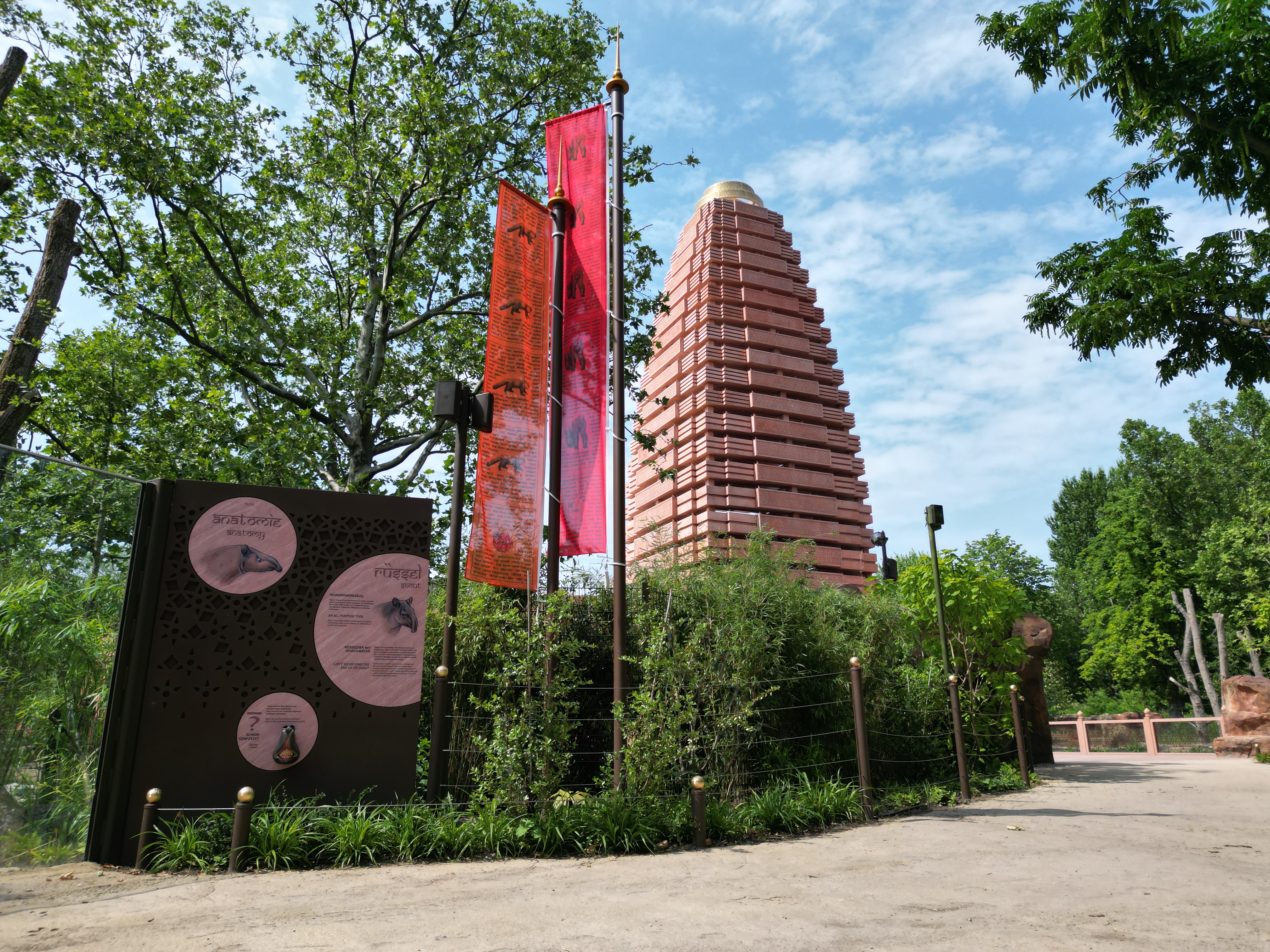 OPENING Nashorn-Pagode, Zoo Berlin.JPG